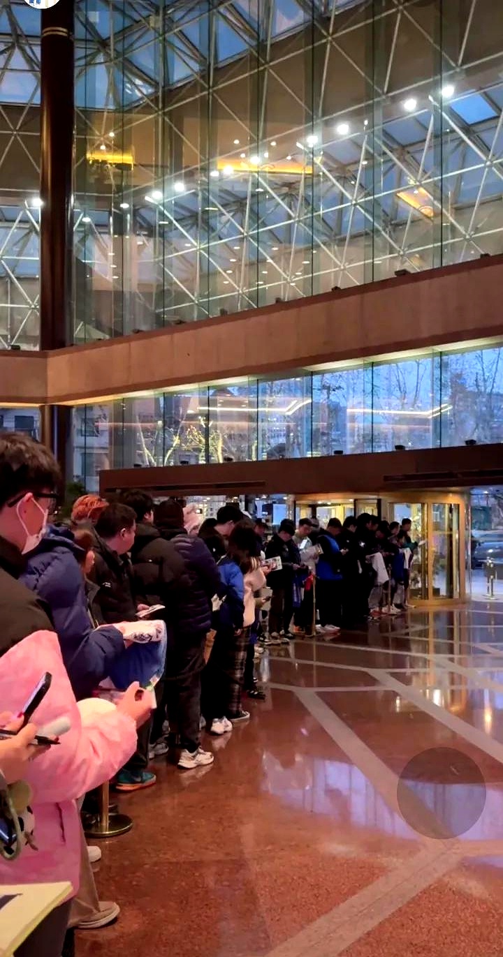 关于广州富力主场作战球迷热情支持的信息