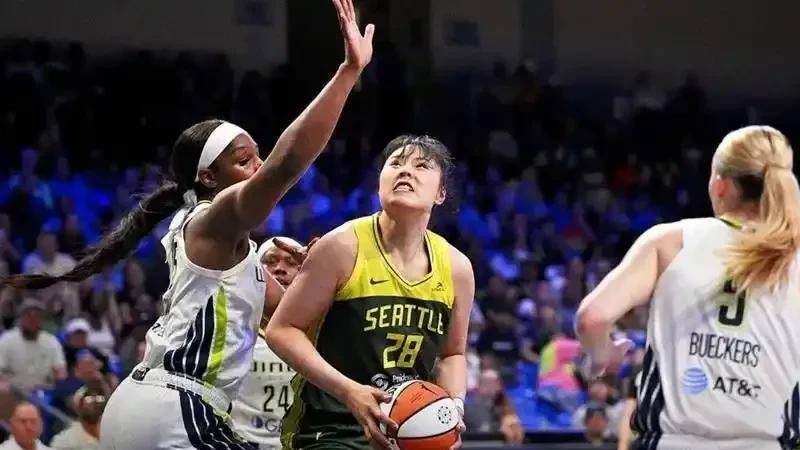 关于女篮篮板大幅领先很正常，罚球25中12有点说不的信息