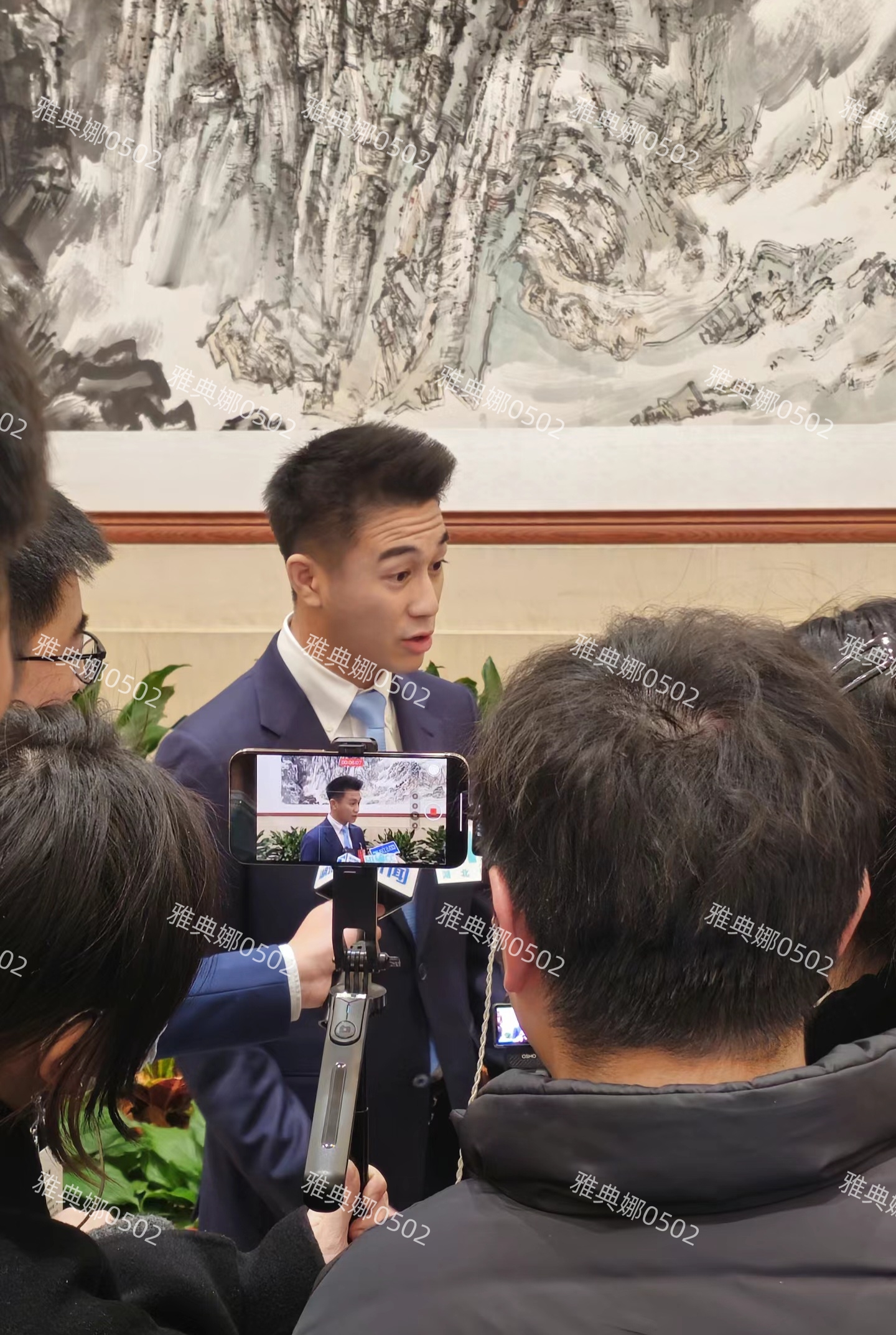 何猷君冲上热搜：被曝拖欠80名主播半年工资，员工集体讨薪